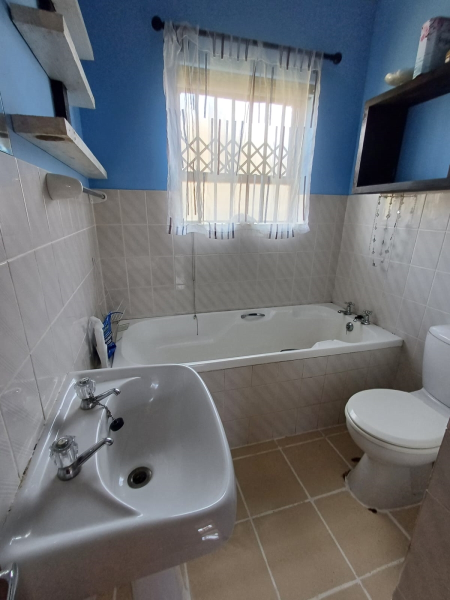 To Let 3 Bedroom Property for Rent in Wavecrest Eastern Cape